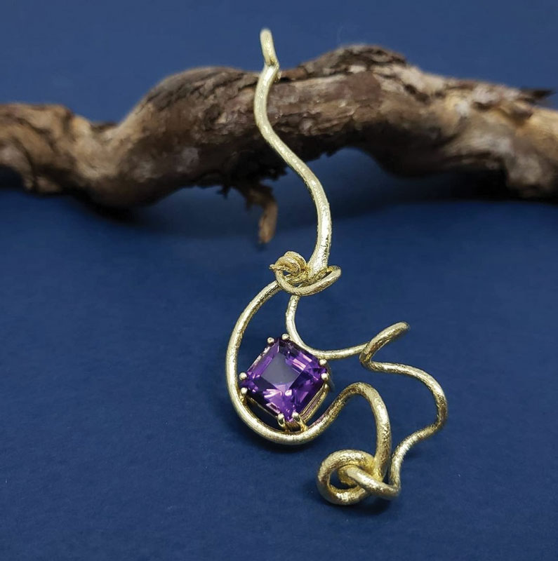 Title: 18k yellow gold tendril
pendant set with a step cut
amethyst”
Medium: 18k yellow gold and
amethyst
Size: 3.5 x 2 x .5 inches