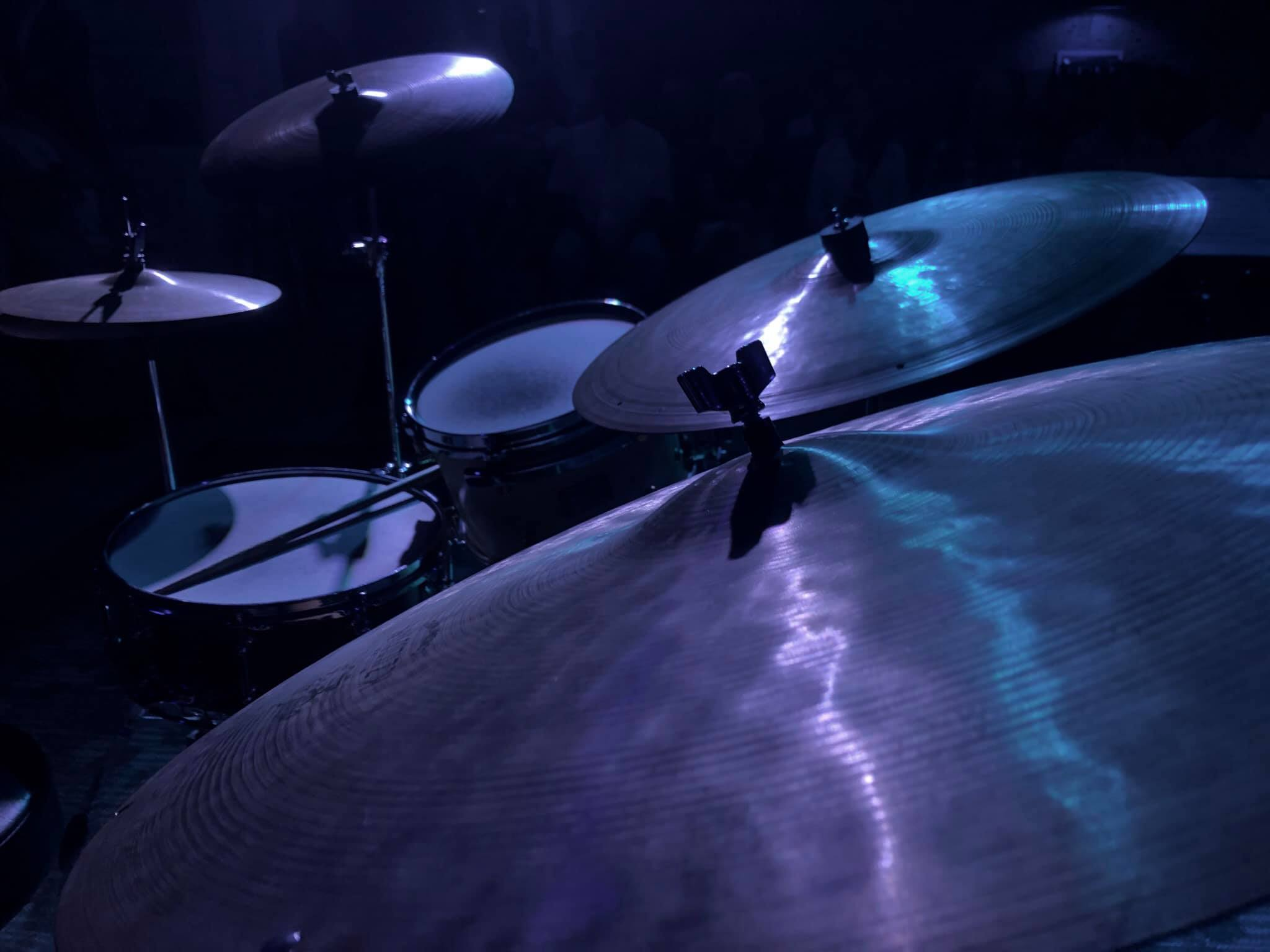 a drum set in a dark room