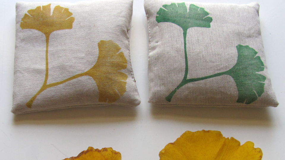 Art market announcement with ginkgo leaves