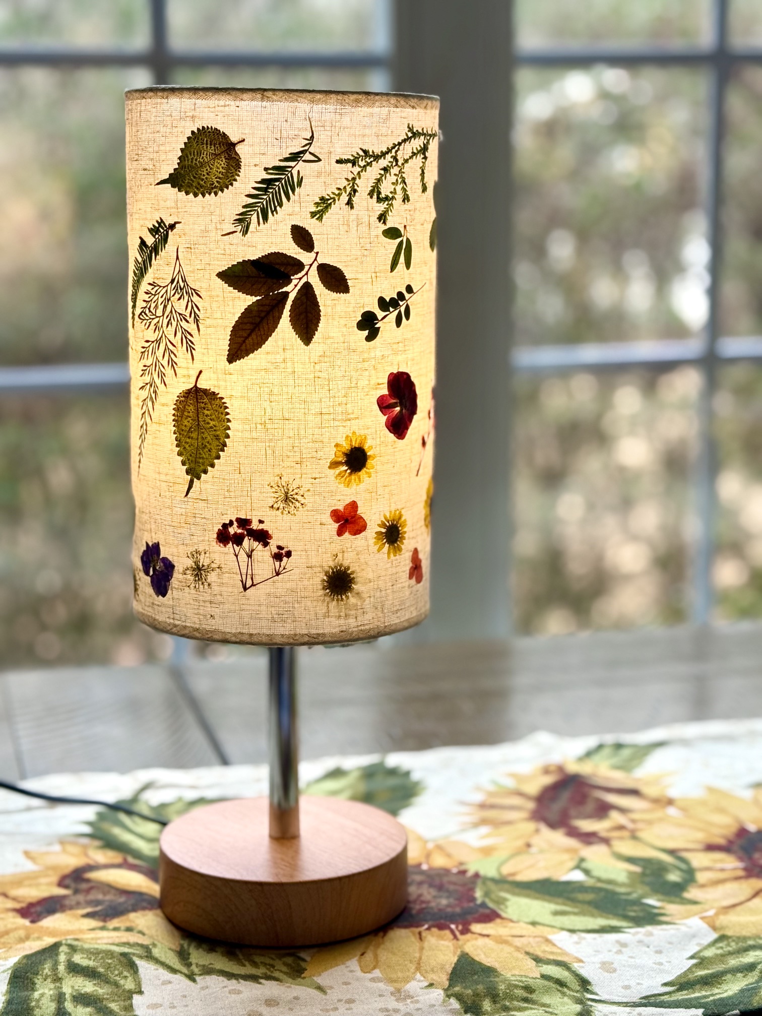 Decorative lamp with pressed flowers