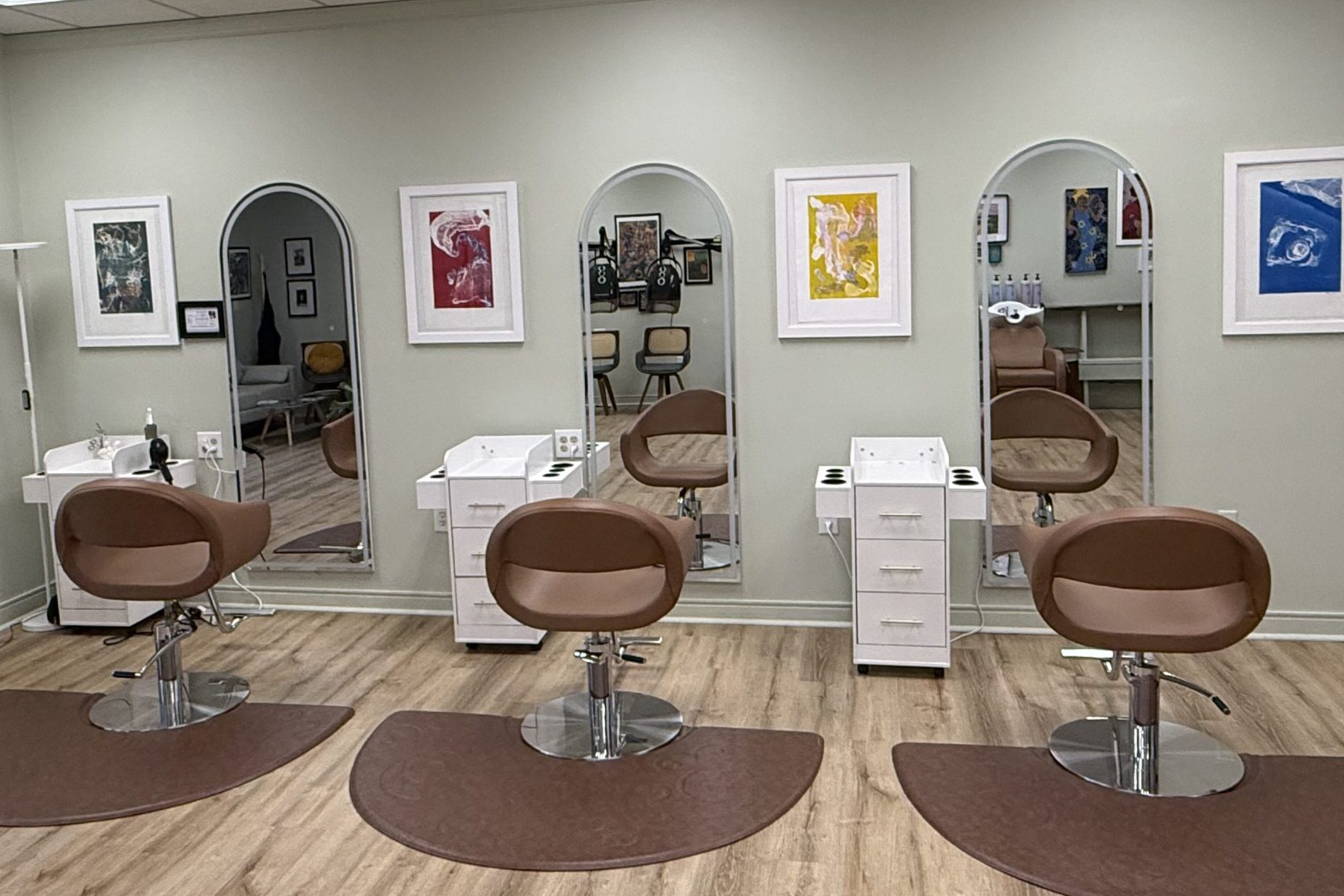 Modern salon with stylish chairs and mirrors.